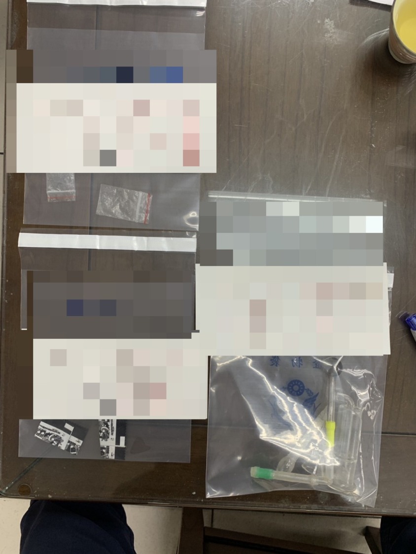 現場查扣毒品及吸食器等違禁品。(記者薛秀蓮翻攝)