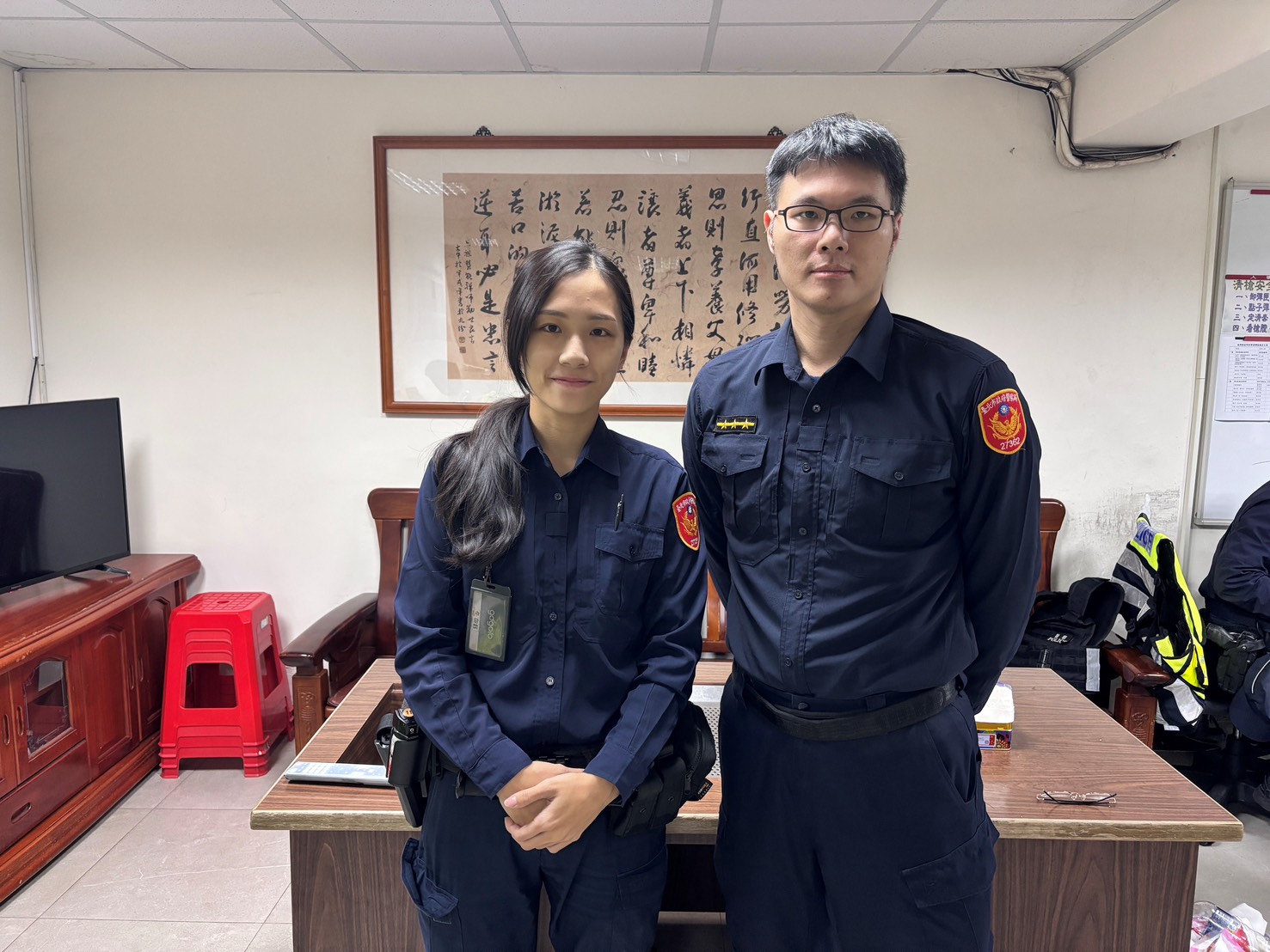 北投分局光明派出所所警員陳奕菘(右)、紹鈺(左)。(記者薛秀蓮翻攝)