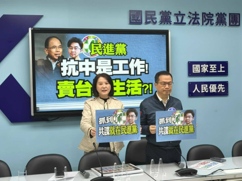 針對立法院前院長游錫堃及綠委前助理爆出涉入共諜案，國民黨立委王鴻薇(左)、羅智強(右)諷刺共諜就是民進黨辦公室。 (圖／國民黨立法院黨團)
