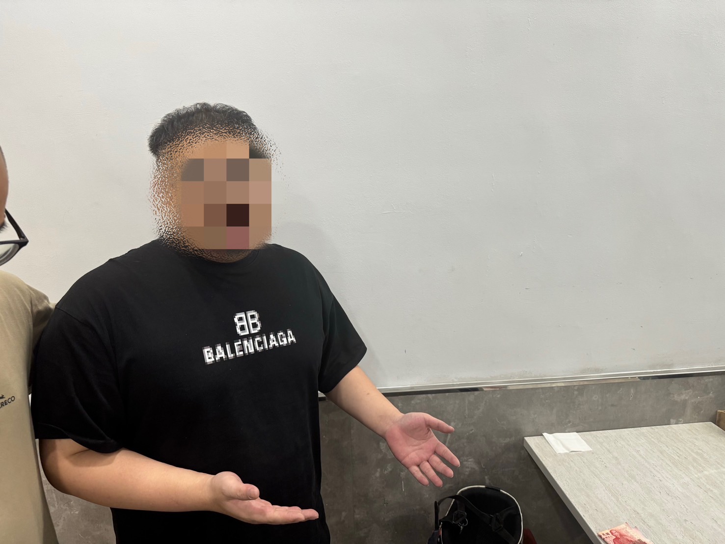 警方於吳嫌用餐時將其查緝到案。(記者徐煜勝翻攝)