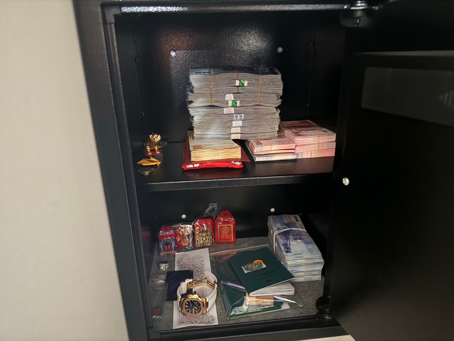 警方於吳嫌用餐時將其查緝到案。(記者徐煜勝翻攝)