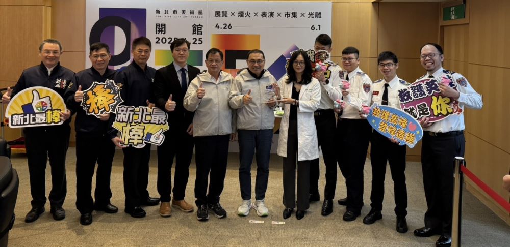 《圖說》新北消代表隊參加在泰國舉行的2025年第七屆亞洲區緊急救護年會榮獲冠軍,今日於市政會議獻獎予侯友宜市長,左五為消防局長陳崇岳。〈消防局提供〉