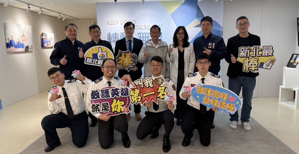 《圖說》消防局長陳崇岳〈第二排中〉與獲獎團隊合影。〈消防局提供〉