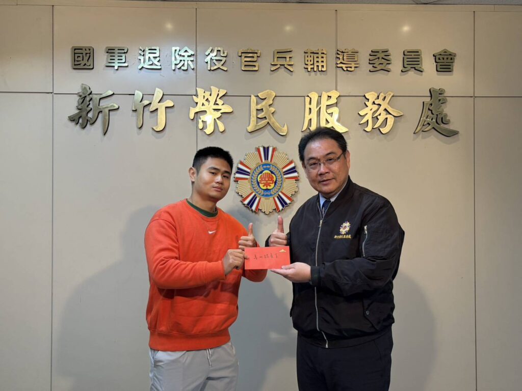 新竹榮服處認養學子感恩回饋 劉家姊弟捐認養金傳承善的循環