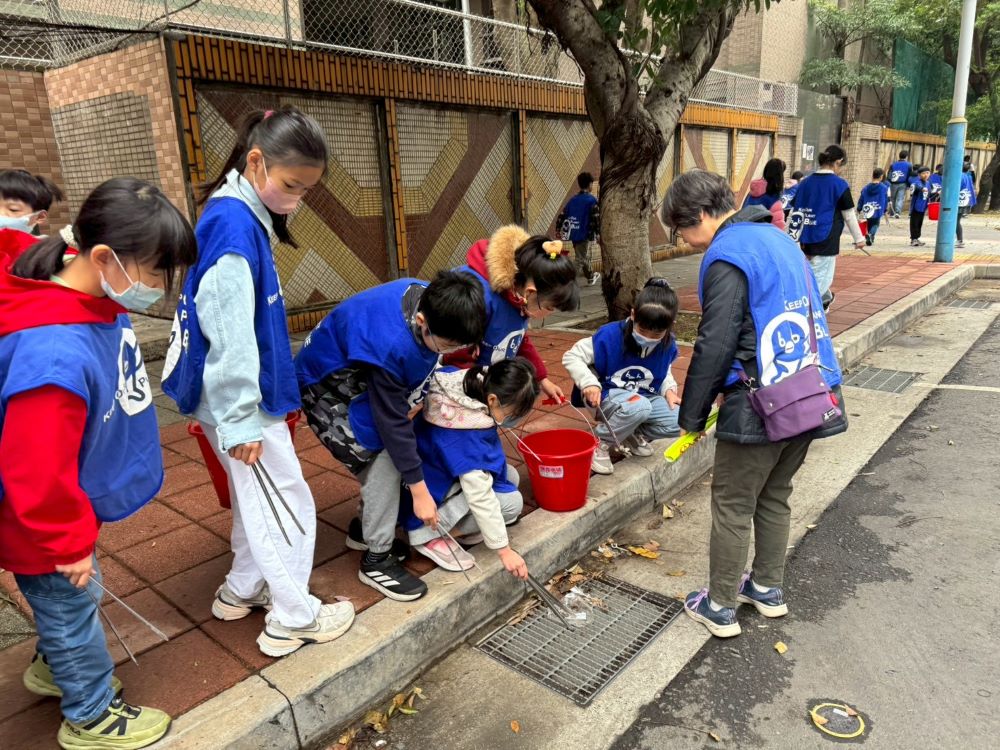 《圖說》學生透過實際行動提升環保意識,共同維護整潔市容。〈環保局提供〉