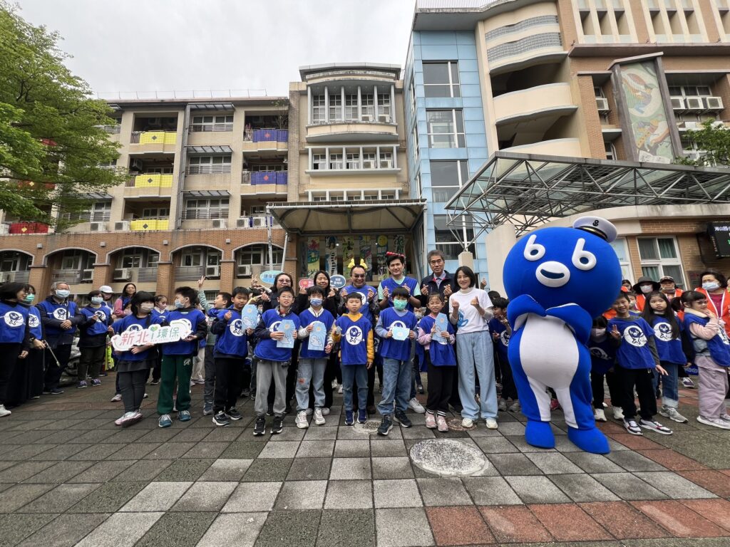 「追查角落怪塑」 新北環保局與慈心基金會號召百人淨街