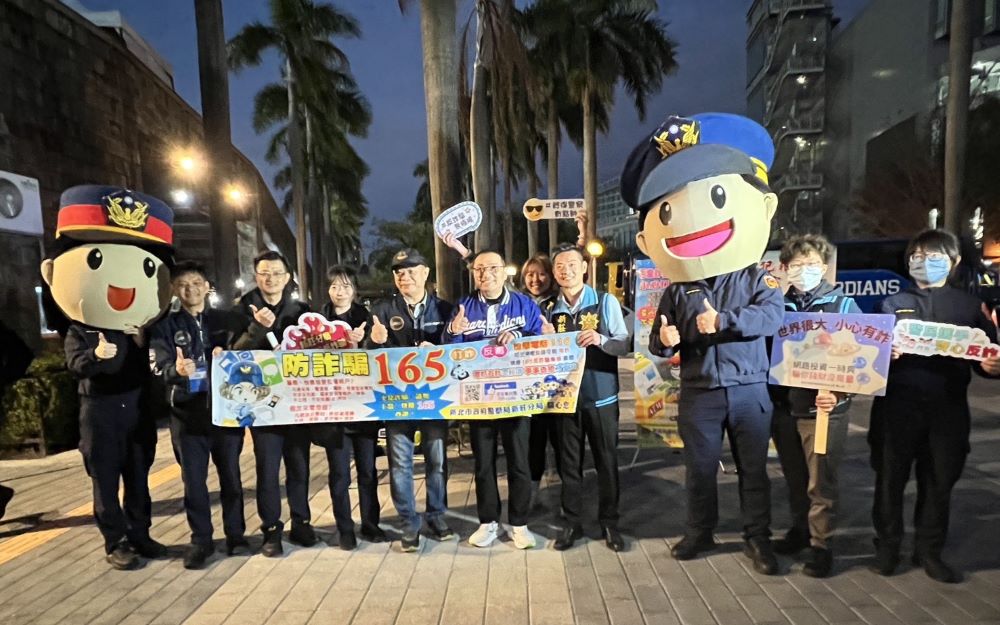 《圖說》市長侯友宜、右3警察局長廖訓誠、左2新莊分局長陳保緒、左1新莊分局副分局長林志學於現場推廣「百斬計畫」。〈新莊分局提供〉