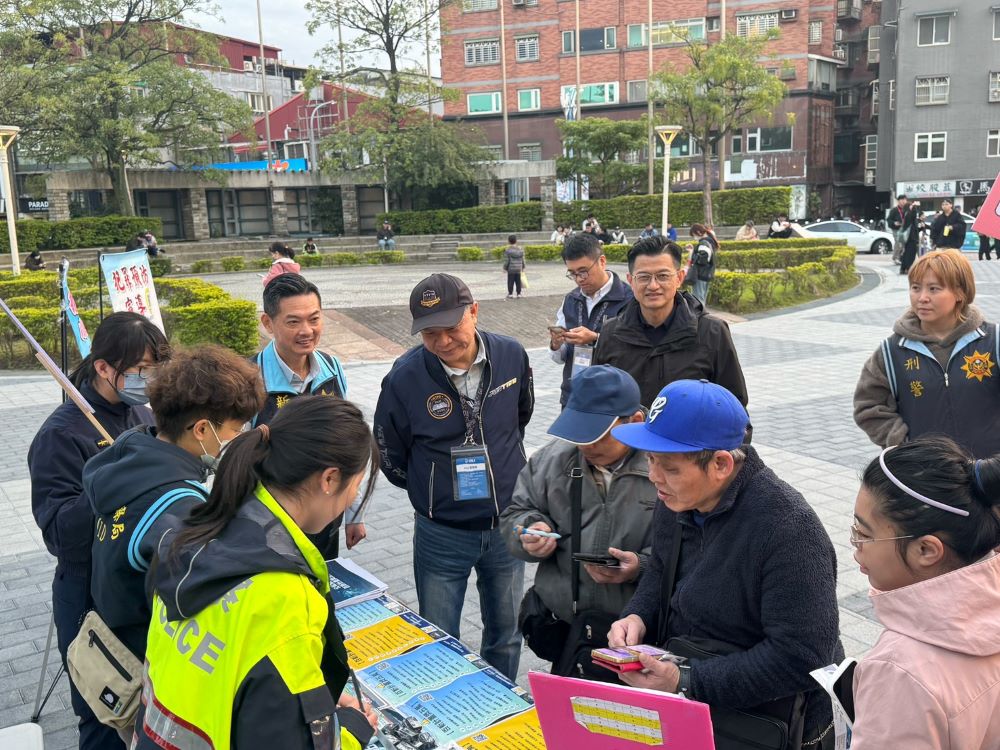《圖說》局長廖訓誠在識詐攤位跟民眾解說百斬計劃內容。〈新莊分局提供〉