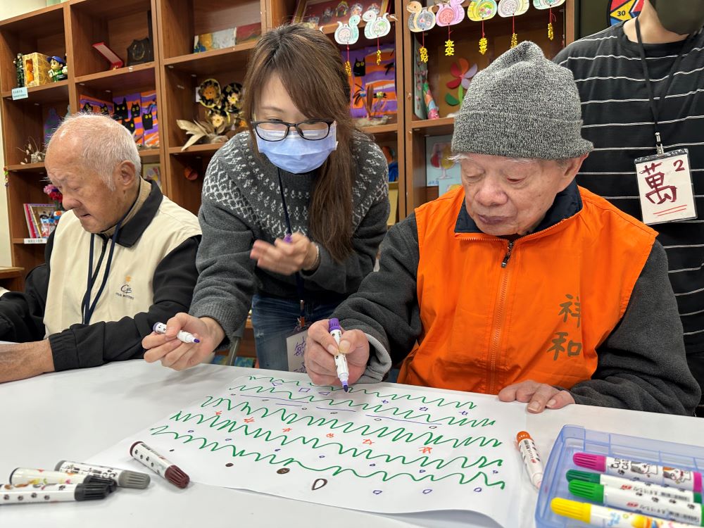 《圖說》「心生活心藝術」陪伴板橋榮家長輩體驗藝術。〈板橋榮家提供〉
