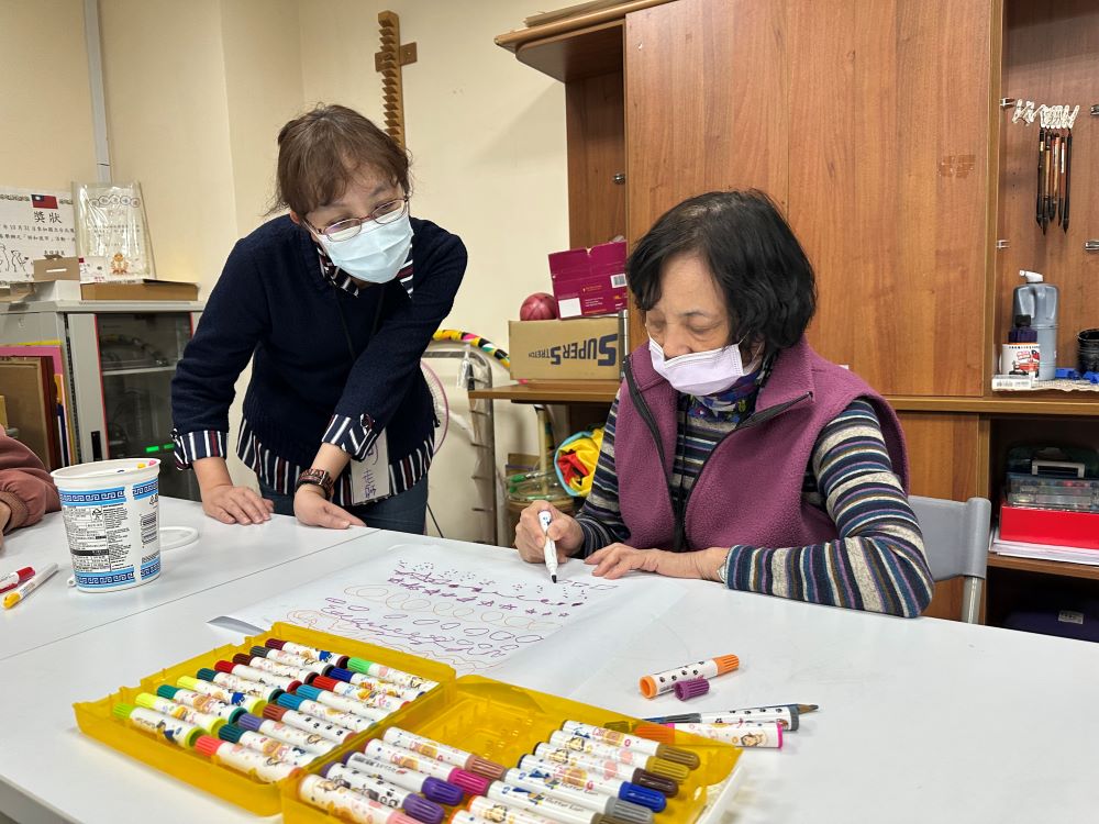 《圖說》透過藝術活動引導長輩們表達、述說,對於延緩失能非常有幫助。〈板橋榮家提供〉
