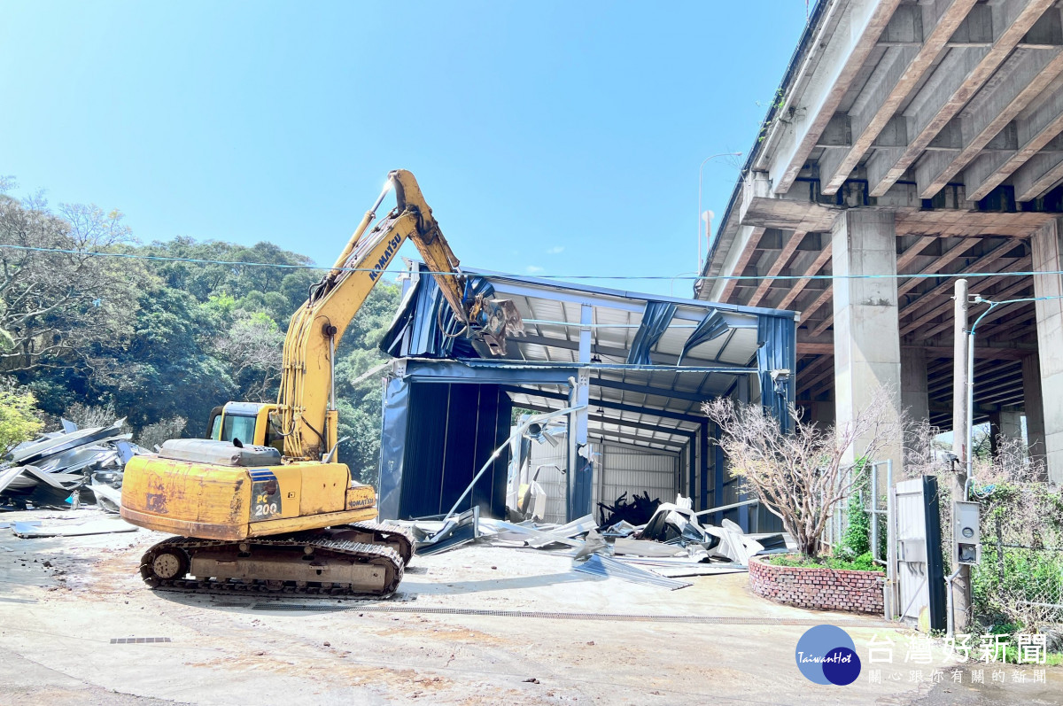 針對大型農地違建亂象，桃市府建管處進行拆除。