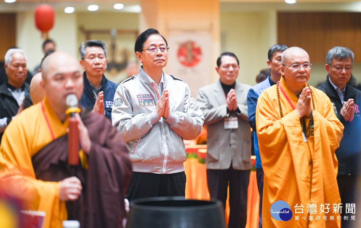 張市長與貴賓們一同祈求國泰民安。