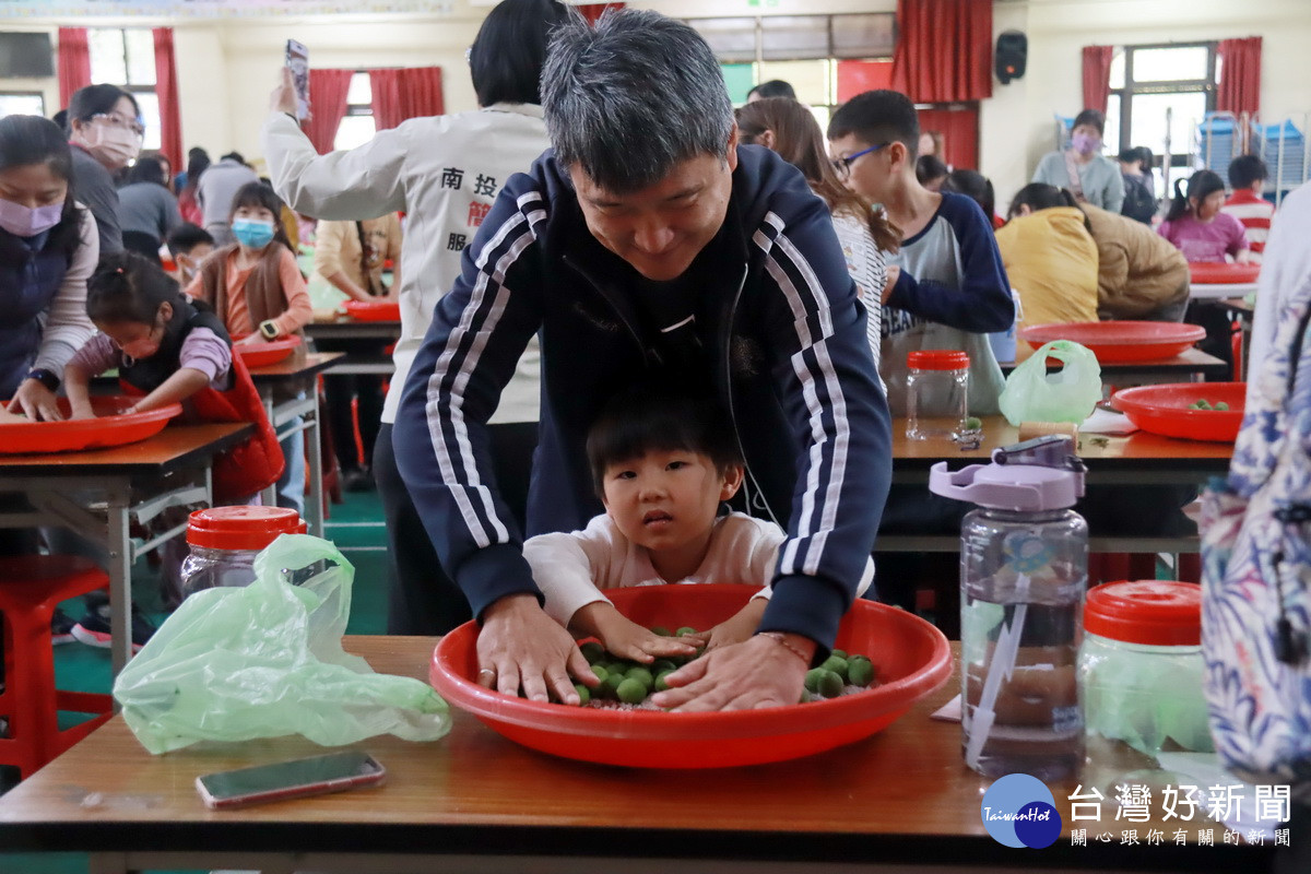 親子一同手作梅子十分溫馨。(記者扶小萍攝)