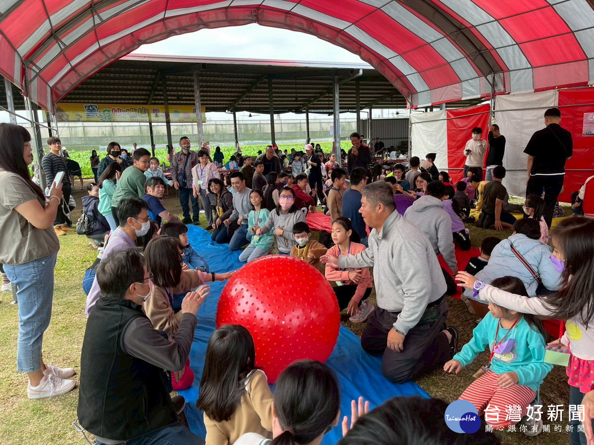 歡樂互動遊戲讓大小朋友樂在其中。(竹山公所提供)