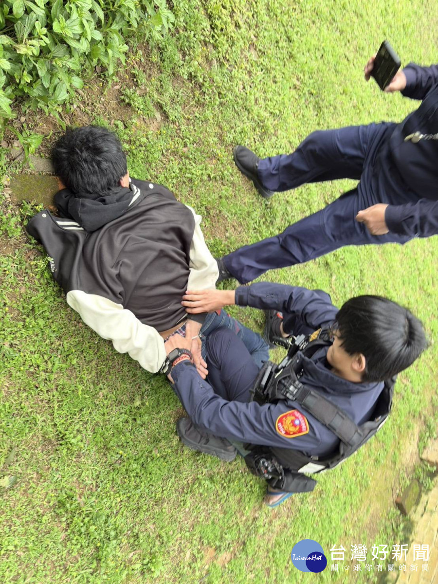 警匪追逐衝撞，警方開槍制伏毒品嫌犯。