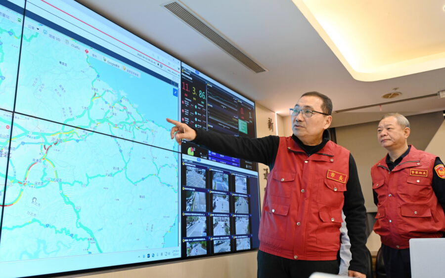 圖/新北市長侯友宜視察清明連假首日交通路況及墓區疏導的措施,並針對「張峻稱傅崐萁是藍營亂源、毒瘤」的議題受訪。(新北市政府新聞局提供)