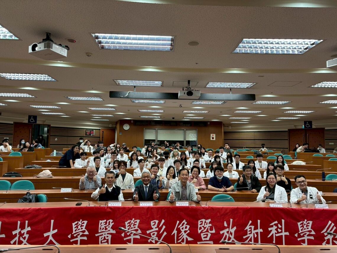 醫影承光 中臺科大醫放系授袍典禮傳承專業精神