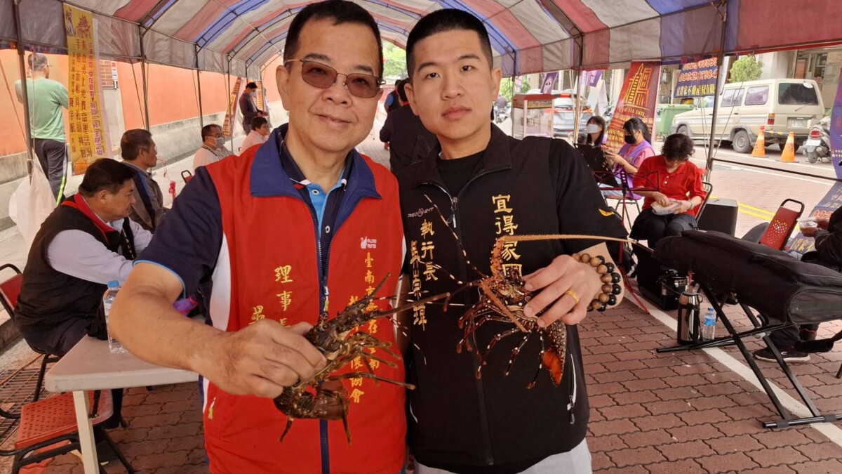 ▲宜得家國際董事長吳國禎（左起）、執行長吳崇瑋加碼現撈活體龍蝦。（圖／記者陳彥霖攝2025.04.03）