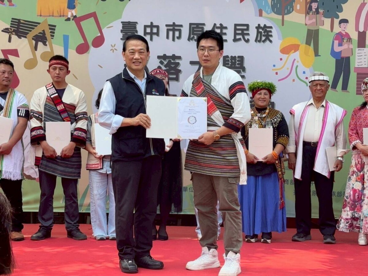 ▲歡慶創校15週年，現場頒發春季班講師聘書，並首次表揚績優學員與校友。(圖/中市府提供)