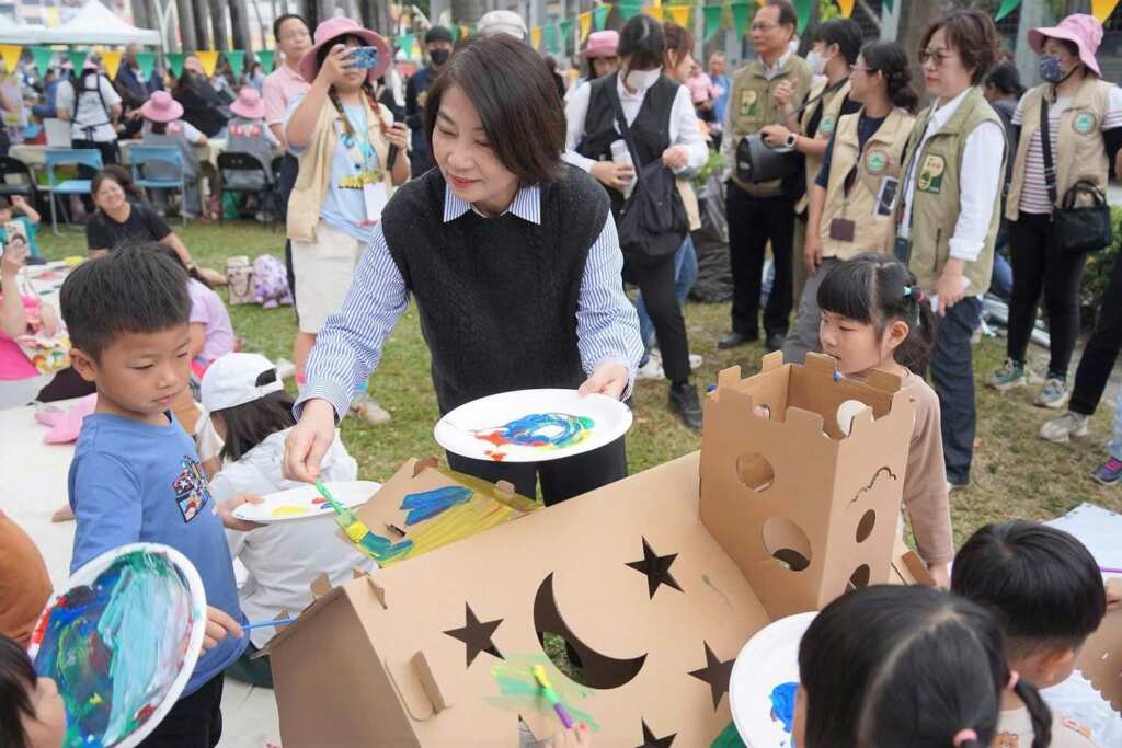 ▲屏東縣府搖身一變成為孩子們的專屬遊樂場，盡情揮灑天性。（屏東縣社會處提供）