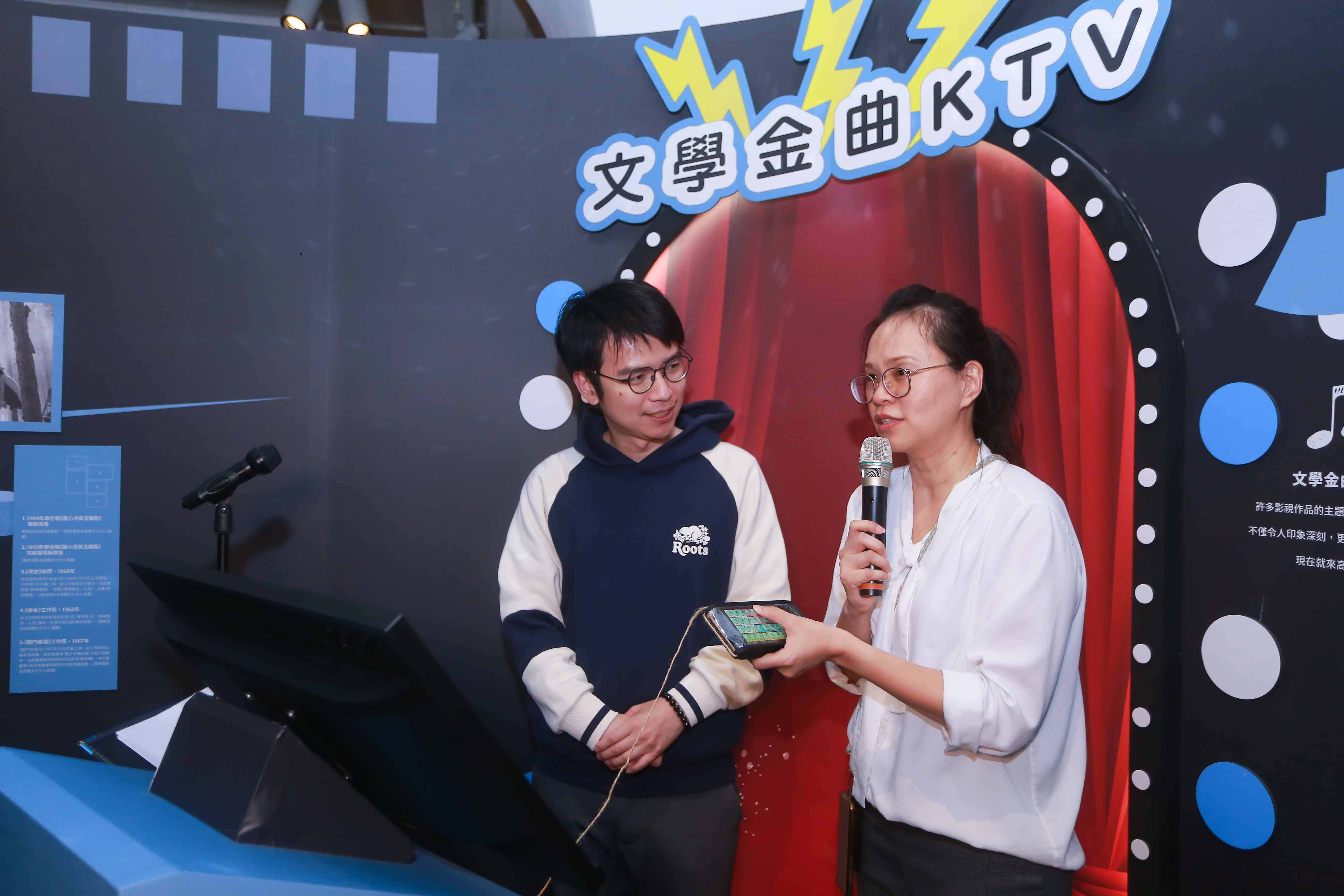 作家楊富閔(左)體驗文學金曲KTV 圖/文化部