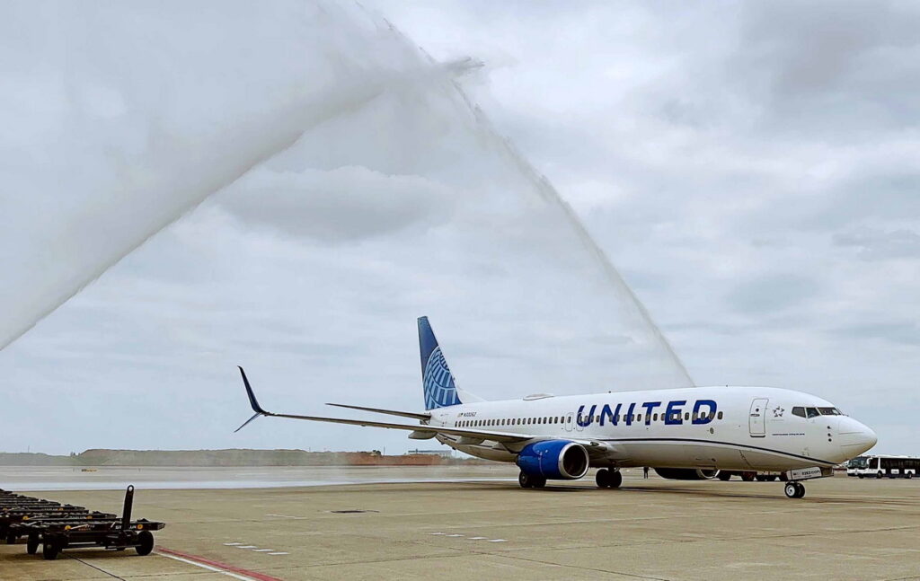 聯合航空今(2)日於桃園國際機場正式啟航全新的台北至關島直飛航線,並針對首航班機舉行水門禮儀式。