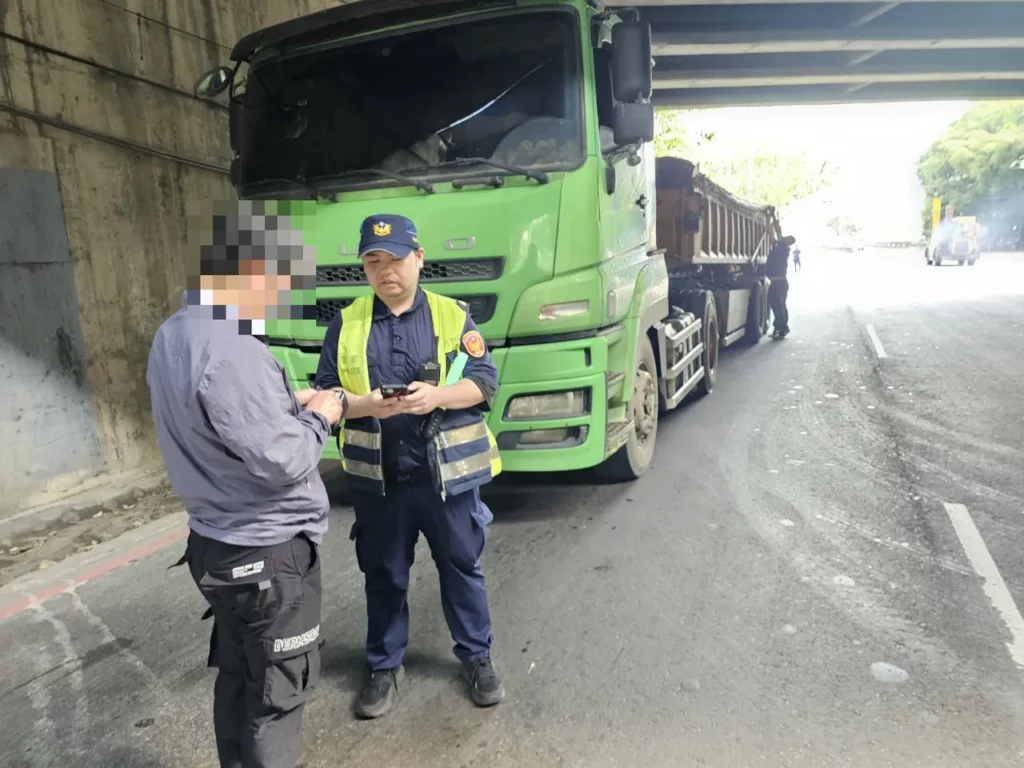 警方透過即時影像分析精準執法與現地交安宣導,讓慣性違規駕駛知所警惕,並提升駕駛安全意識