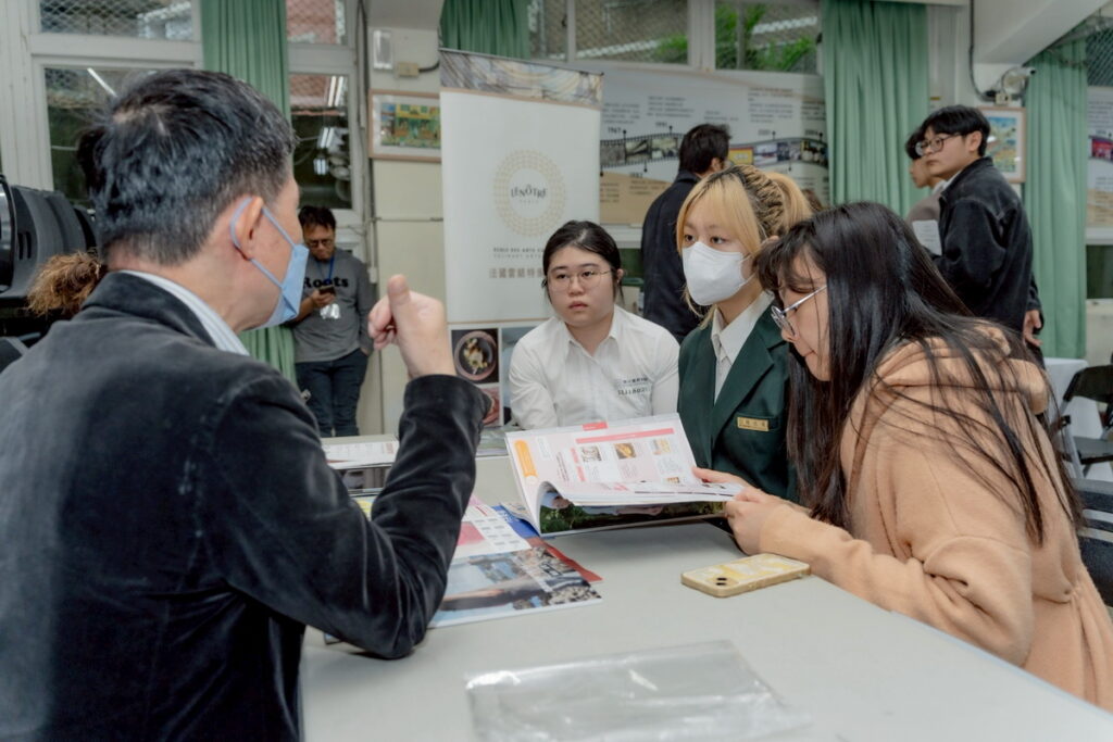 開平餐飲學校辦理升學覽會,因多年與全球知名餐旅學院建立深厚合作關係,吸引許多頂尖學院參加。開平餐飲學校/提供