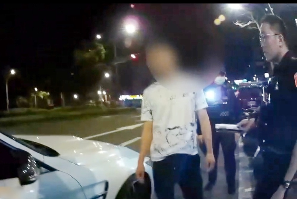 交頭接耳行跡可疑 警盤查起獲毒咖啡210包原料1罐 195 248250403a03