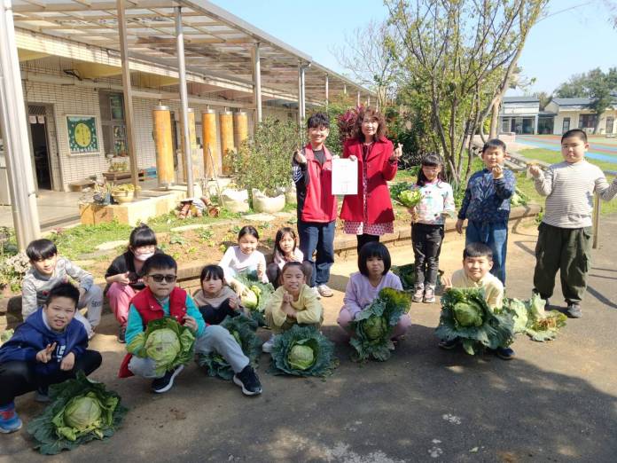 育仁國小推動食農教育 兒童節送愛心蔬菜到愛心家園 76 134129 0