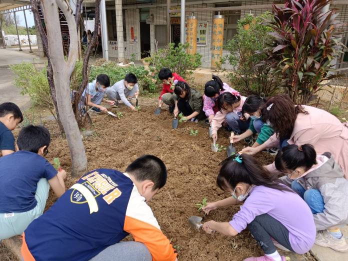 育仁國小推動食農教育 兒童節送愛心蔬菜到愛心家園 77 134123 0