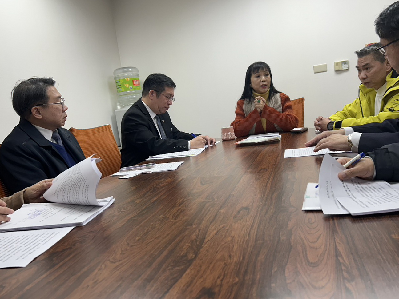 黃仁夫人王春梅代夫與國軍退除役官兵輔導委員會相關官員開會研商如何突破偏鄉醫療資源不足的挑戰,爭取滿足台東原住民鄉親的醫療需求,以及包括交通改善,拉近偏鄉居民與醫療資源的距離等更具便利的可行性方案。(資料照片)