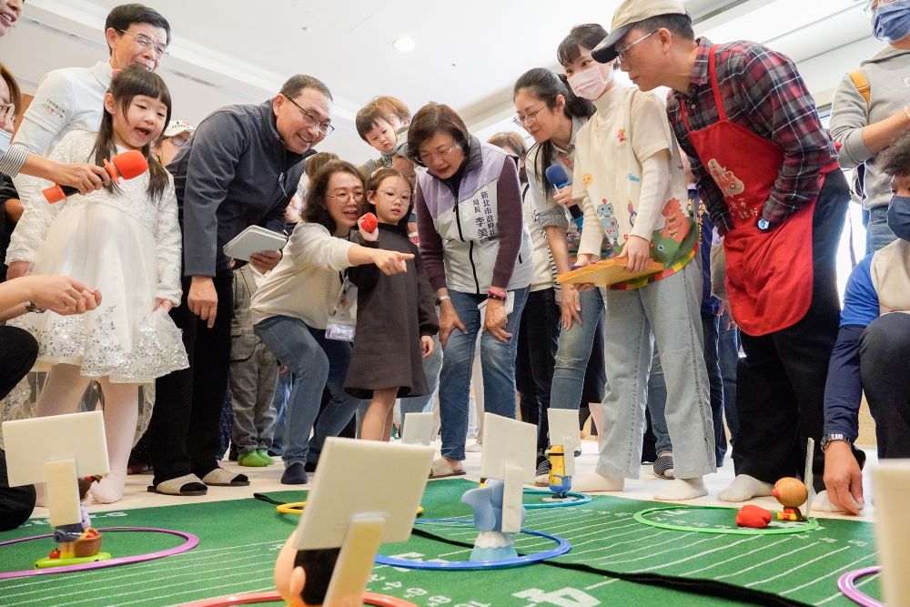 《圖說》市長侯友宜與家長及孩子們共同玩闖關遊戲，中為社會局長李美珍。〈社會局提供〉