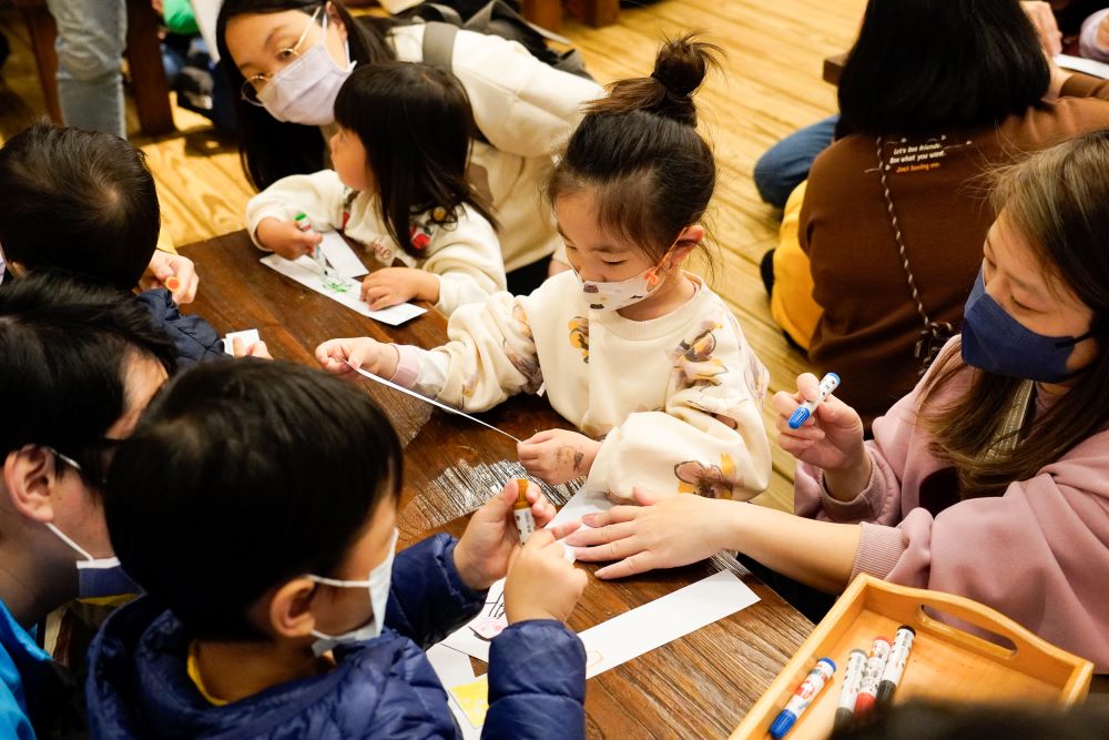 《圖說》玩具復活節安排DIY課程，讓親子一起手作玩具。〈社會局提供〉