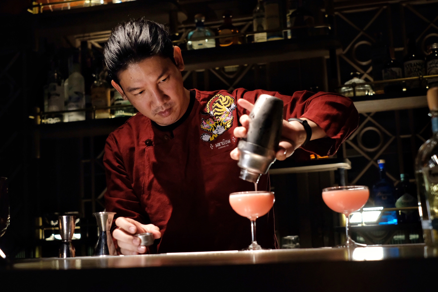 2024年亞洲50最佳酒吧第18位的曼谷著名酒吧Mahaniyom調酒師兼創辦人Ronnaporn K. 的雞尾酒藝術展演，將為泰國潑水節盛宴增添創意玩味。
