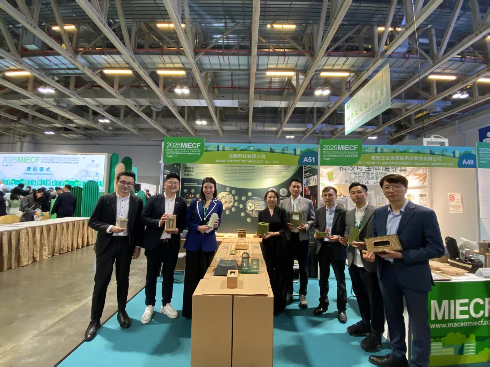 （左起）奧邦環球機遇有限合夥基金的領投方奧邦集團財務總監繆經緯先生、奧邦集團執行董事鄭益偉先生、奧邦集團行政總裁及執行董事劉秋瑜女士、香港科技園區域策略夥伴及業務發展主任王子杰女士、戈壁創投董事總經理李冠樂先生、甡物控股聯合創辦人及營運總監李浩強先生、甡物控股首席策略總監陳超雄先生及奧邦集團投資經理黃冠麒先生參與2025 澳門國際環保合作發展論壇及展覽。