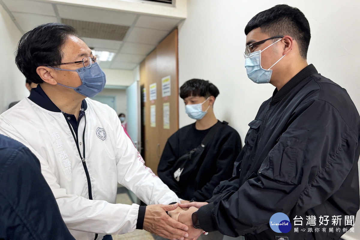 桃園市長張善政慰問追捕毒犯負傷的龍潭分局員警。