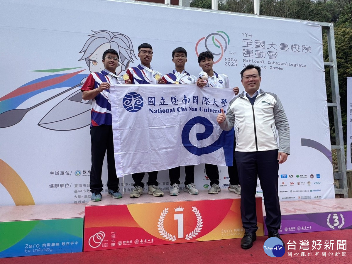 教育部體育署署長鄭世忠鼓勵暨大船艇選手再接再厲，更上一層樓。（暨大提供）