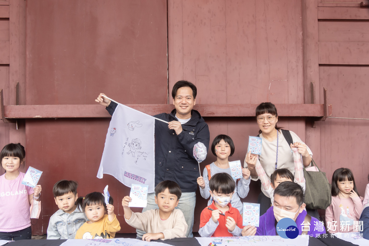 邱臣遠代理市長披風彩繪完與孩童進行合照。<br /><br />