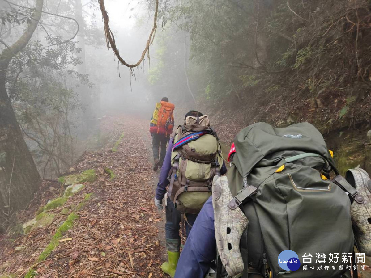 郡東山乙名女登山客高山症救援案，成功將該名受困女登山客搭載下山並協助後送醫院就醫。（南投縣政府消防局提供）