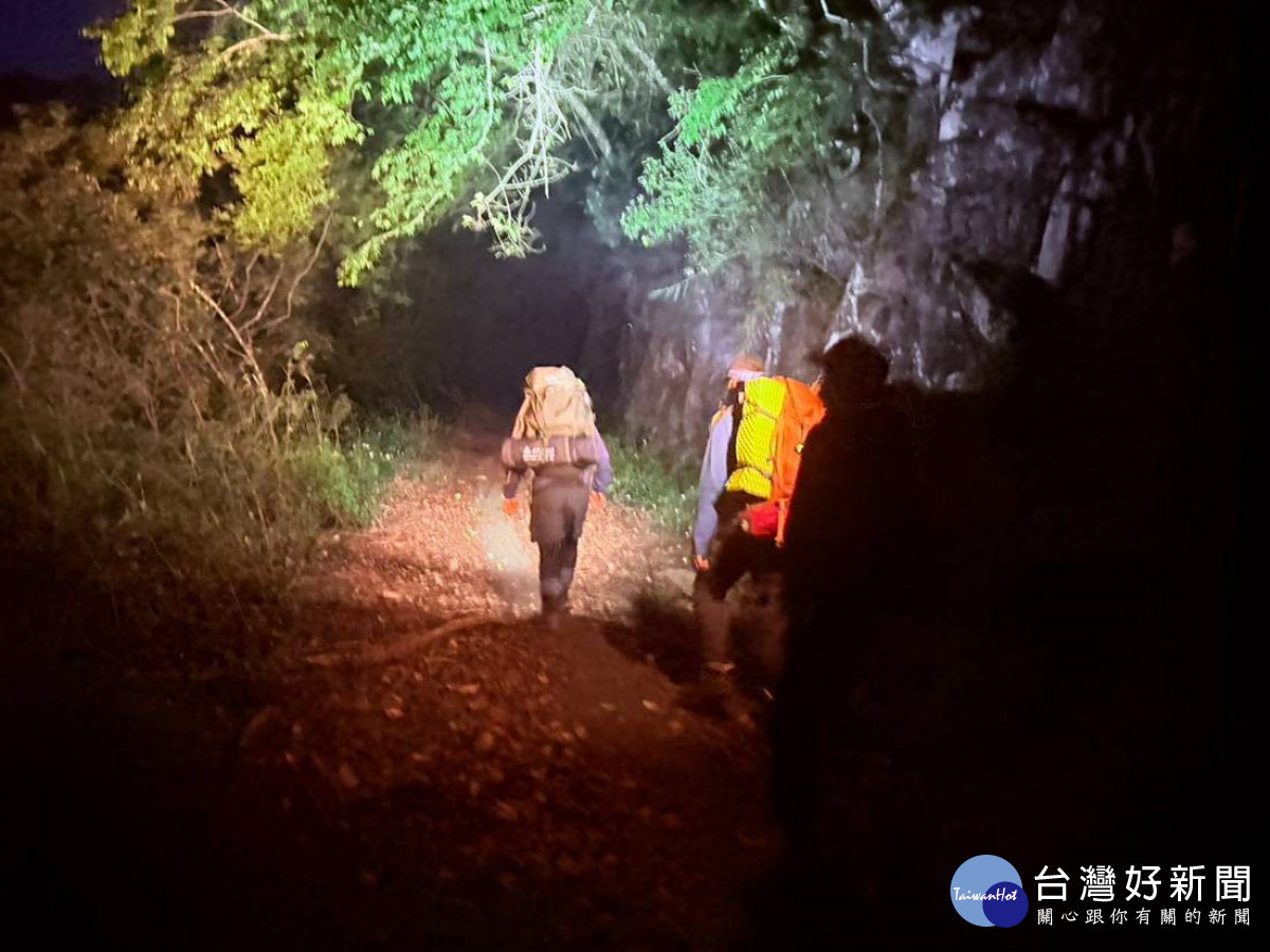 地面救援部隊4名奮力挺進。(南投縣政府消防局提供)