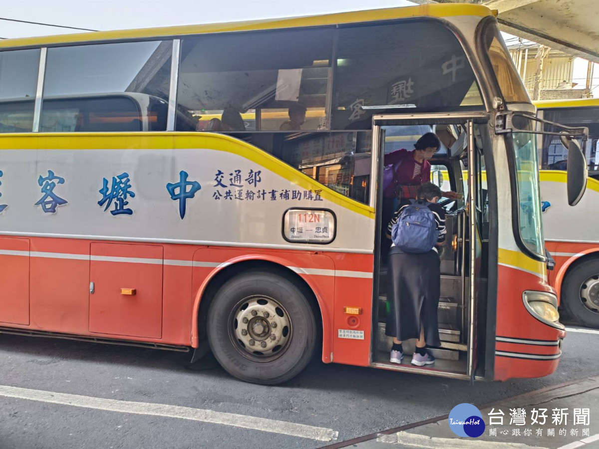 連假期間車潮多，請用路人小心駕駛及注意安全。
