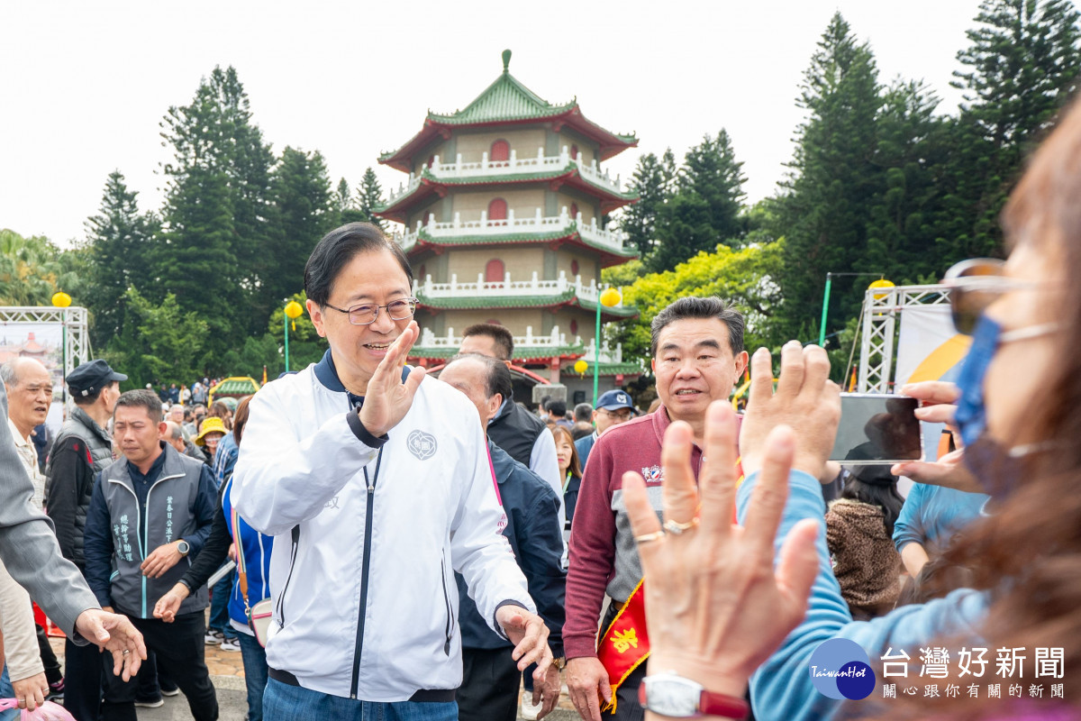 張市長與祭祖民眾打招呼。