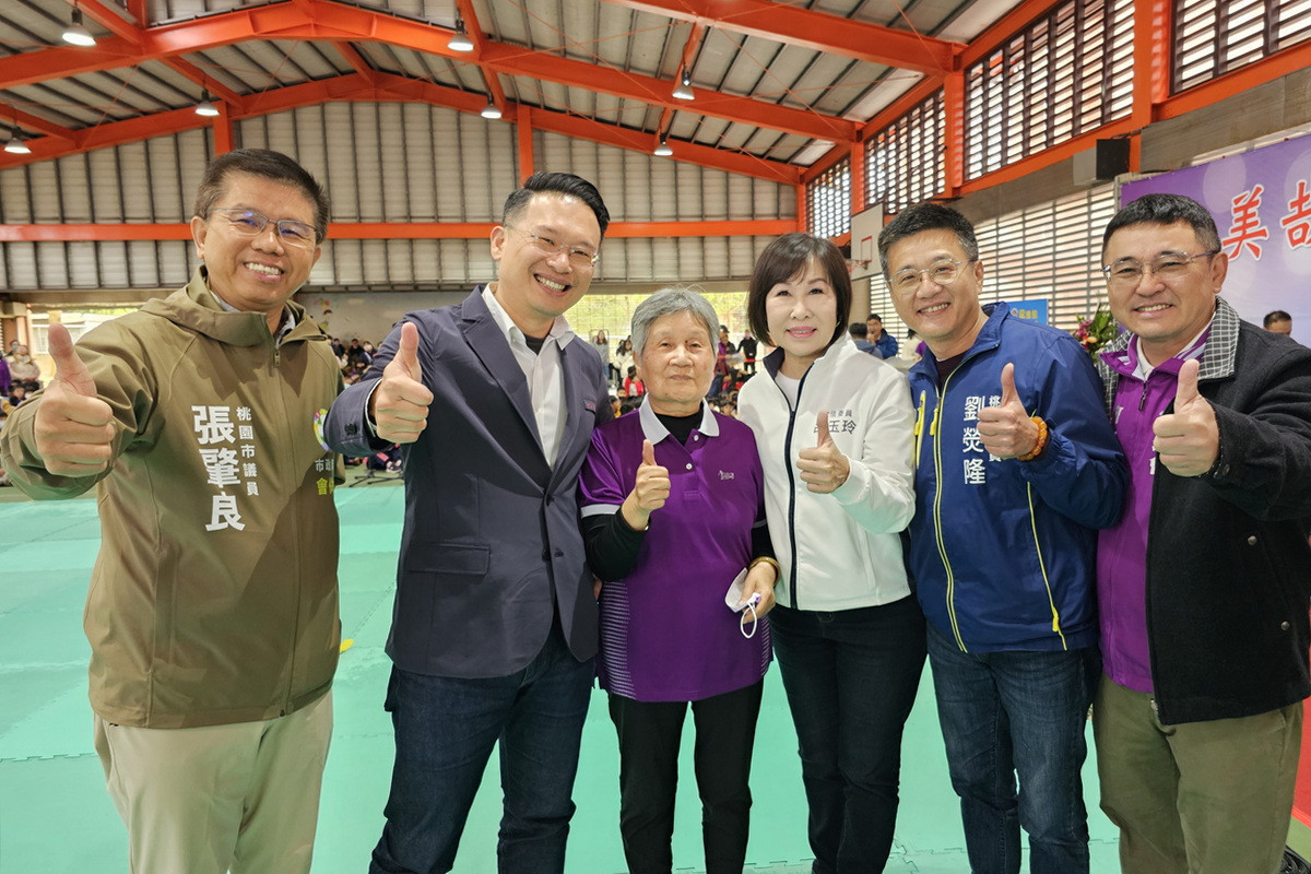 桃園市副市長蘇俊賓與貴賓們和孫奶奶合影。