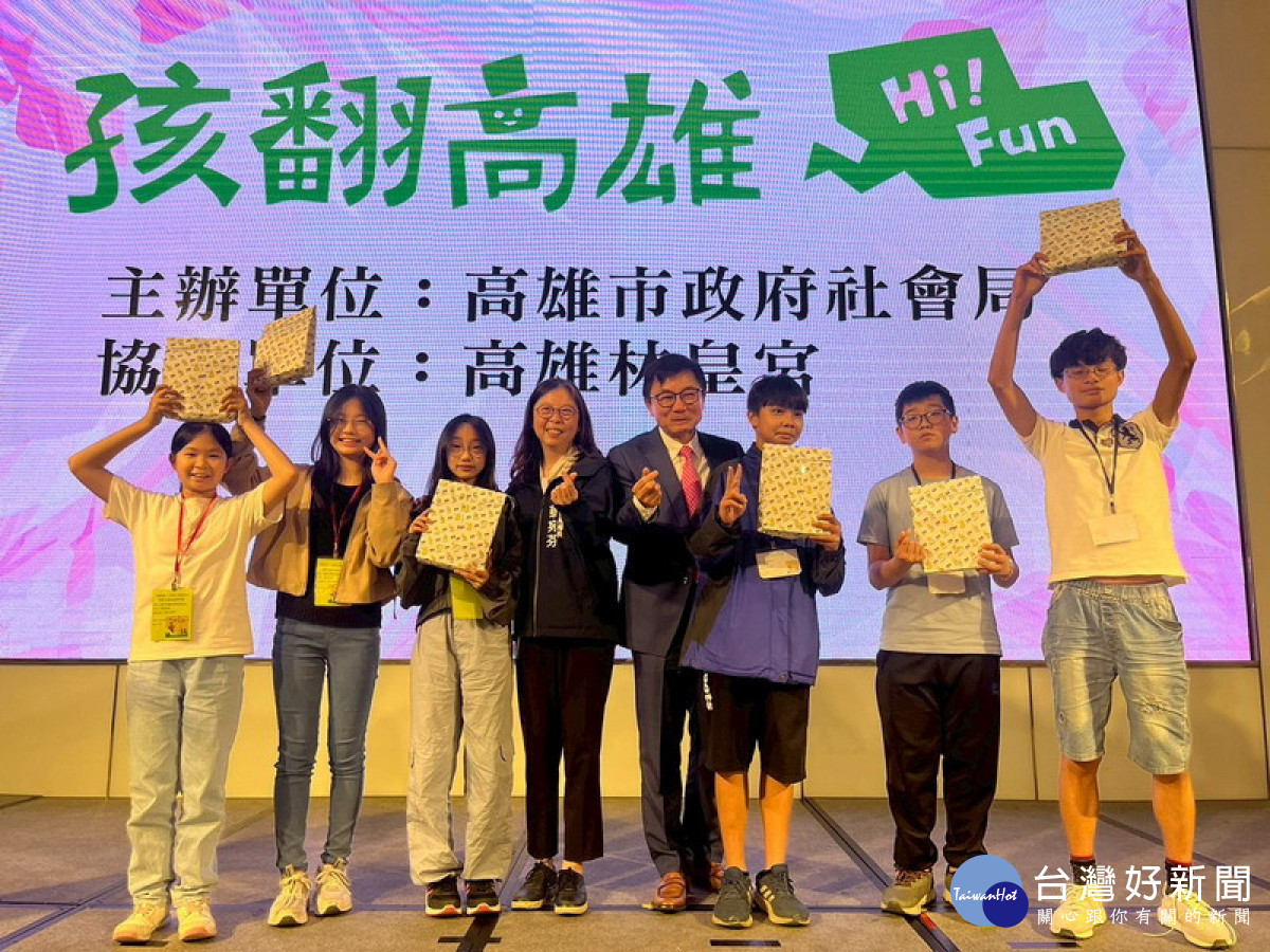 ▲小朋友自製大卡片，滿滿心意感謝林皇宮提供美食饗宴，社會局局長加碼兒童節禮物。