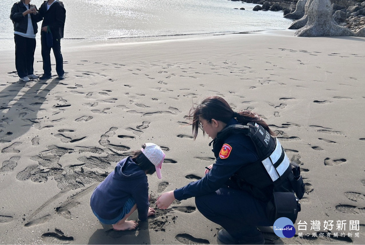 陳姓女童永安海螺文化體驗園區遊玩，不慎走失，警方協助下平安回到父母身邊。