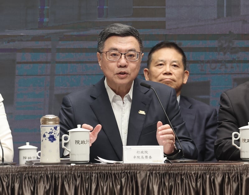 行政院長卓榮泰(前)4日率內閣相關首長召開記者會說明針對美國對等關稅因應措施。中央社
