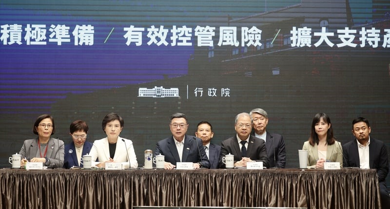 ,行政院長卓榮泰(前中)4日率副院長鄭麗君(前左2)、秘書長龔明鑫(前右2)等人召開記者會,說明政府因應美徵對等關稅措施。中央社