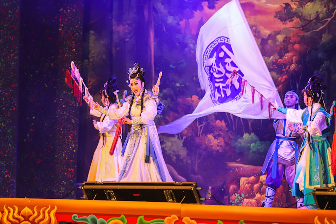 到偏鄉演出的精彩好戲 嘉義義竹鄉上演明華園青春新作「俠女飛星」
