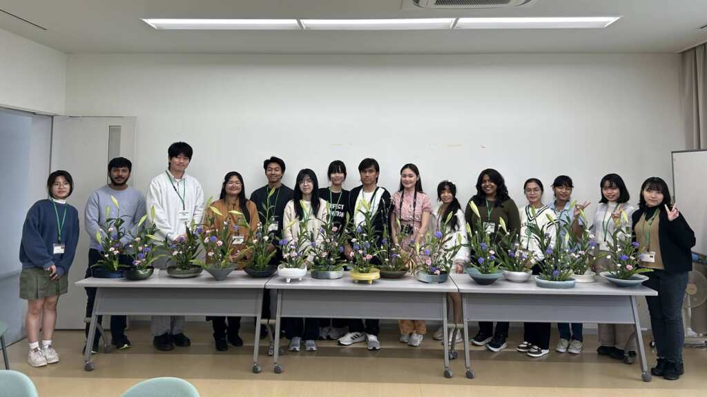▲大葉大學應日系陳紫妍同學(右一)參加國際交流基金會安排的花道課程。（大葉大學提供）